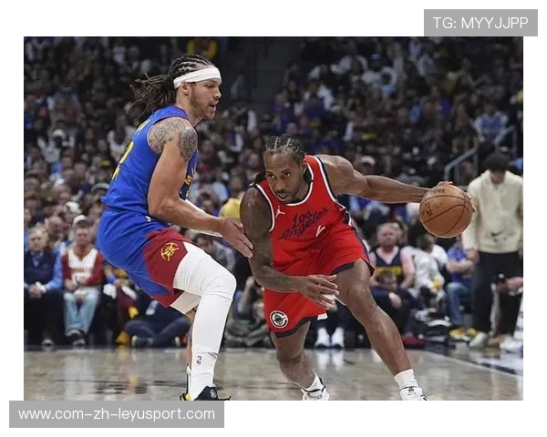 伦纳德压哨上篮稳稳命中，快船主场全场沸腾